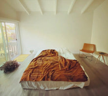 Load image into Gallery viewer, Western Boho Style Mountain Blanket, Native American Bedding, Ecuadane
